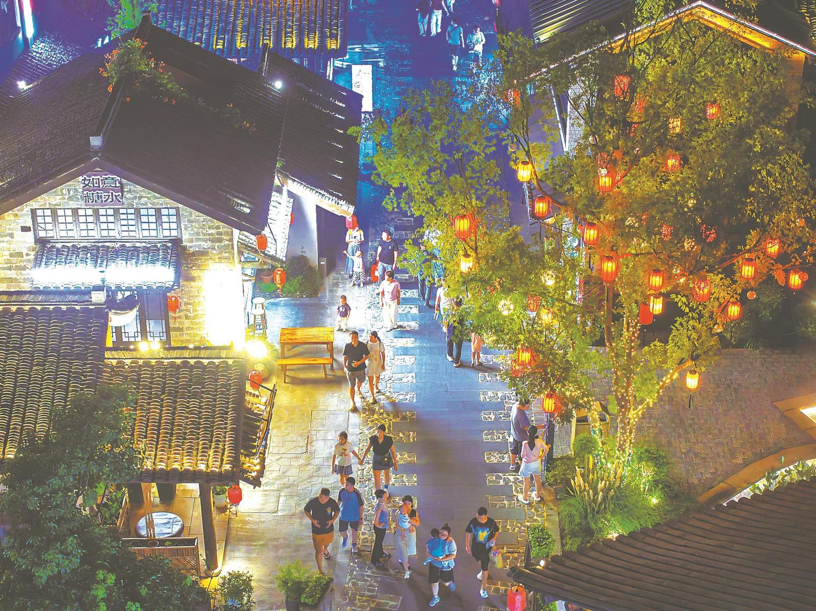 游客在磨灘旅游度假區(qū)游覽。
