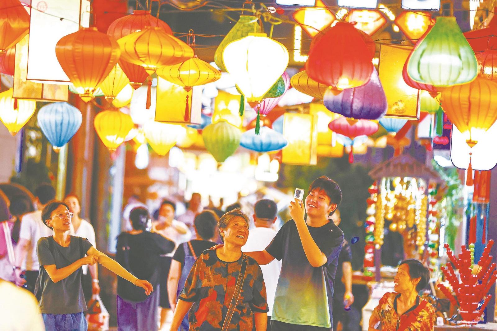 市民在合肥市罍街游覽。