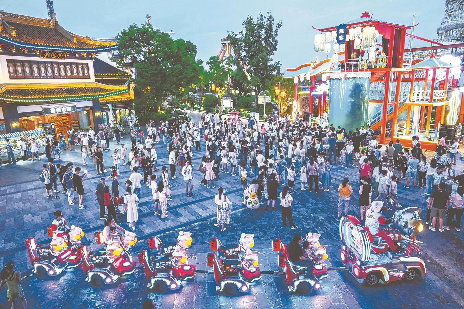 游客在合肥融創(chuàng)樂園體驗(yàn)游園樂趣。