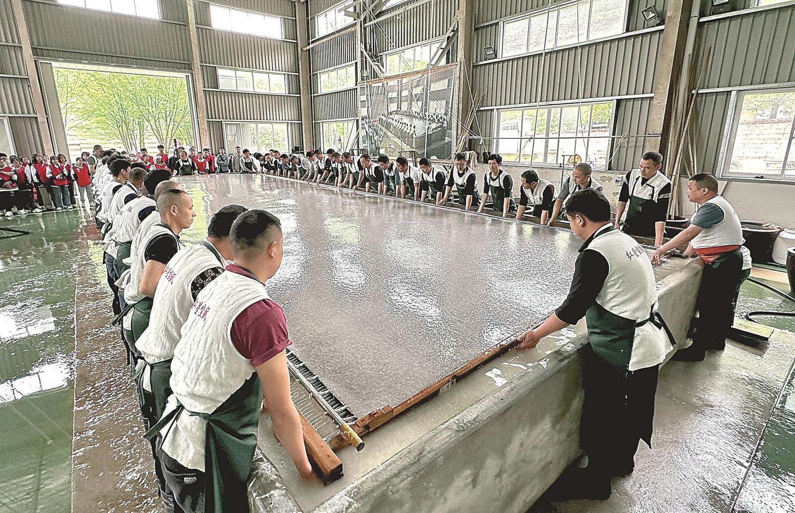 涇縣榔橋鎮(zhèn)中國(guó)宣紙文化園里，工匠在制作宣紙。本報(bào)記者 程 兆 攝