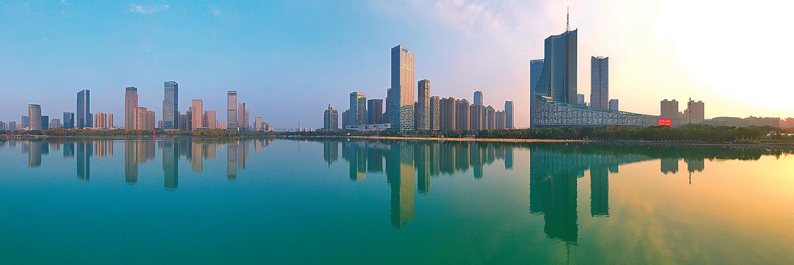 合肥天鵝湖公園。本報(bào)記者 徐國康 攝