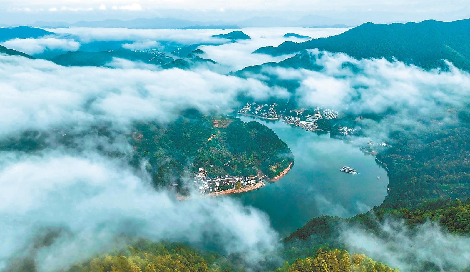 新安江武陽(yáng)灣水域云霧縹緲