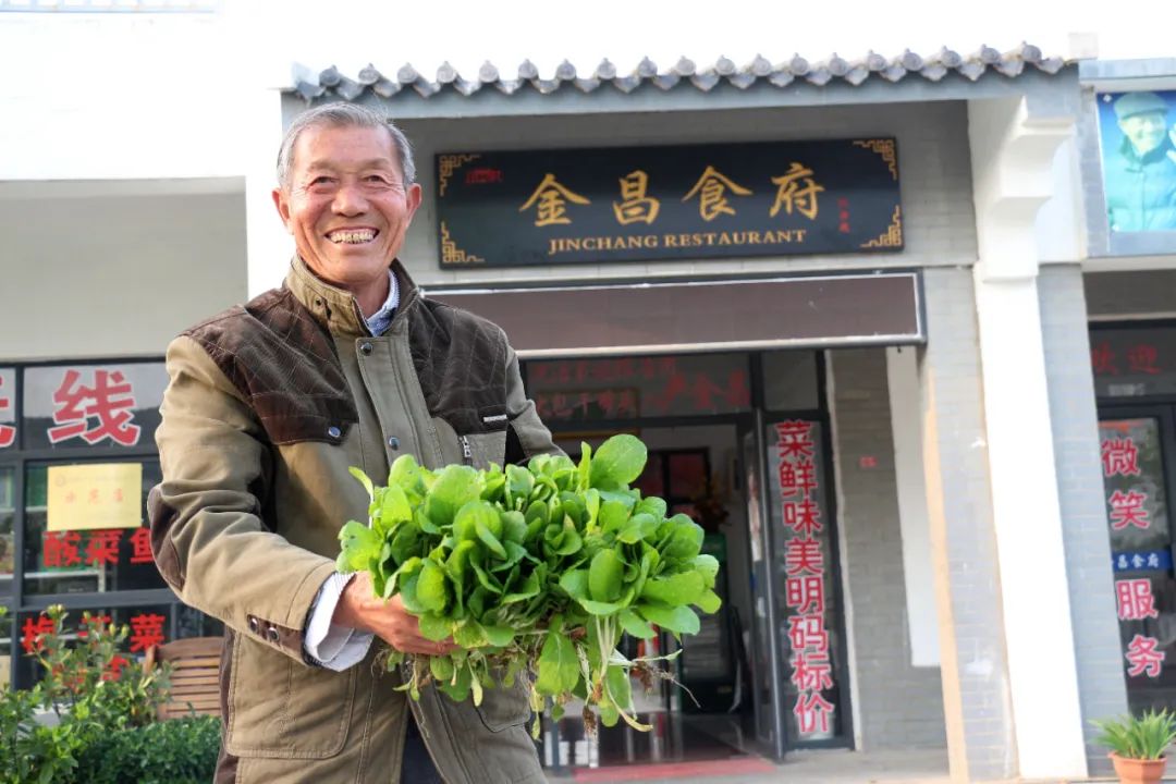 大包干帶頭人嚴(yán)金昌和他的農(nóng)家樂。